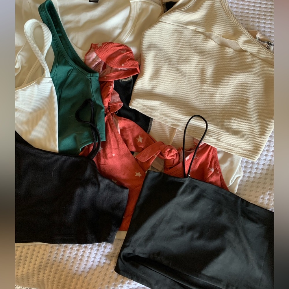Bundle of summer cropped tops and tanks🌼